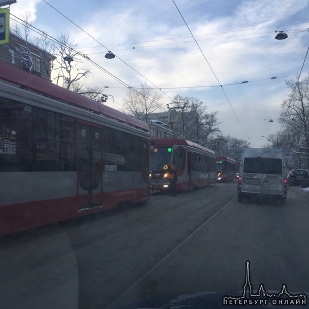 На 2-ом Муринском Паджерик разворачивался и въехал в дверь припаркованной машине, перегородил трамва...