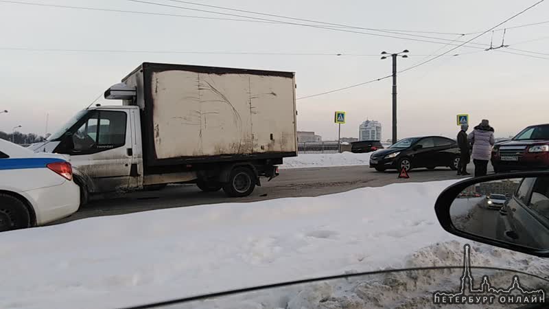 С Большой Охты очень трудно уехать благодаря вот этим двум автомобилям на выезде с большеохтинского ...