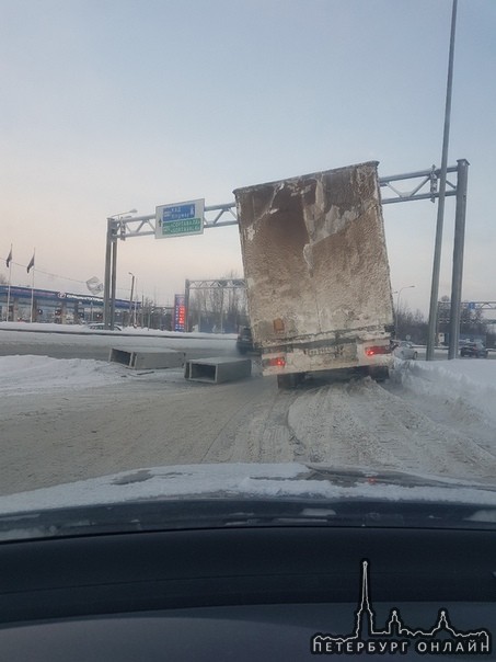 Вот почему адская пробка ны выезд с Западного Мурино.Две вент. шахты лежат перед съездом на кольцо.