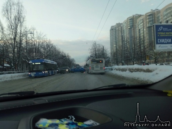 На Гражданке, возле Академки, товарищи хлопнулись, опять из-за колейности, походу...