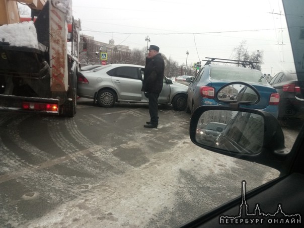 Чрезвычайно странный тройничок на Московском проспекте, перед Ленинским. Стражей галактики не замече...