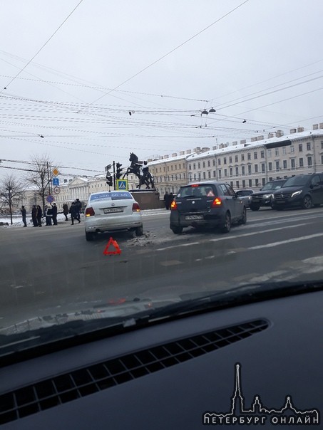 На Невском у Аничкова моста не разъехались Яндекс такси и Suzuki