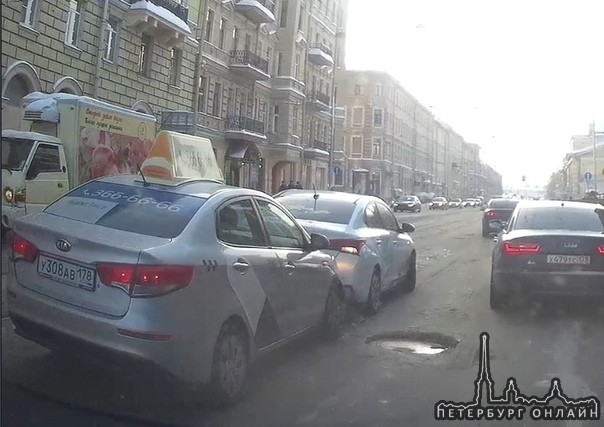 На улице Академика Лебедева. Яндекс Такси атакует конкурента! А вместо знака аварийной остановки исп...