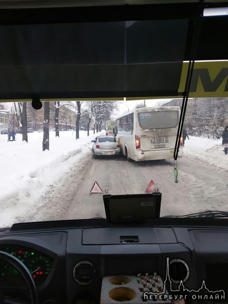 Автобус полез обниматься с Опелем на Замшиной улице