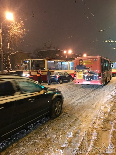 На Конндратьевском, девушка на Peugeot слишком близко встала к трамвайным рельсам и поворачивающий с ул...