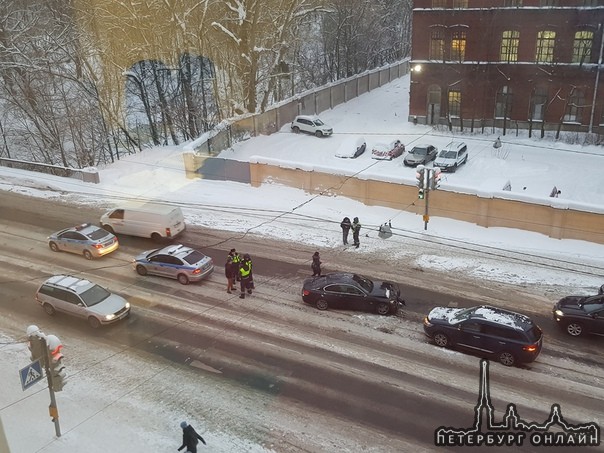 На Лифляндской 6д бмв выехал на встречку в японца и нехило так пострадал.