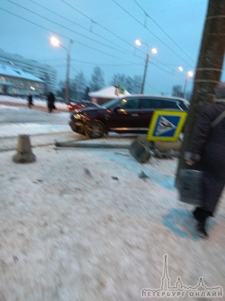 На перекрестке Тамбасова и Ветеранов, Infiniti снес светофор.