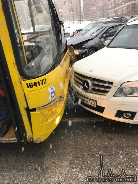 На проспекте Королёва, напротив магазина Спар, Mercedes приехал в лоб автобусу