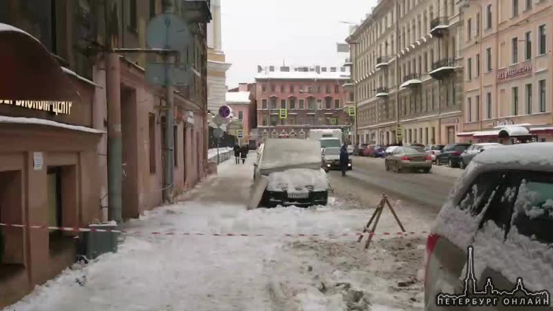 На Колокольной улице д.3 сегодня 30.01.2019 г., в 12:40 по московскому времени, стали убирать снег с...