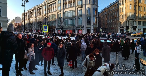 Прекрасным видом на центр Петербурга наслаждаться часа 2-3 будут эвакуированные сотрудники из ДЛТ