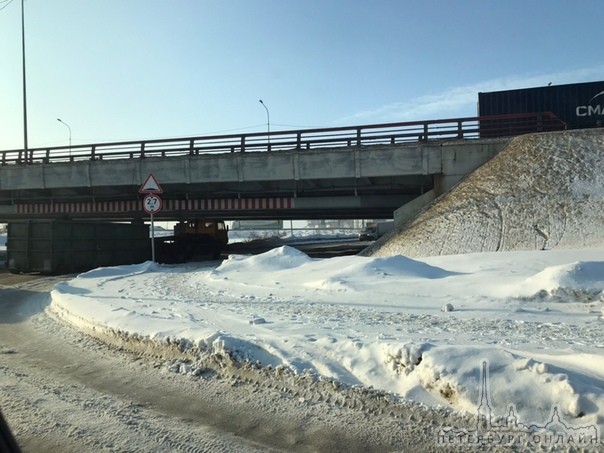 КАМАЗ решил, что он не Газель и проверил мост глупости на прочность. 1:0 в пользу моста