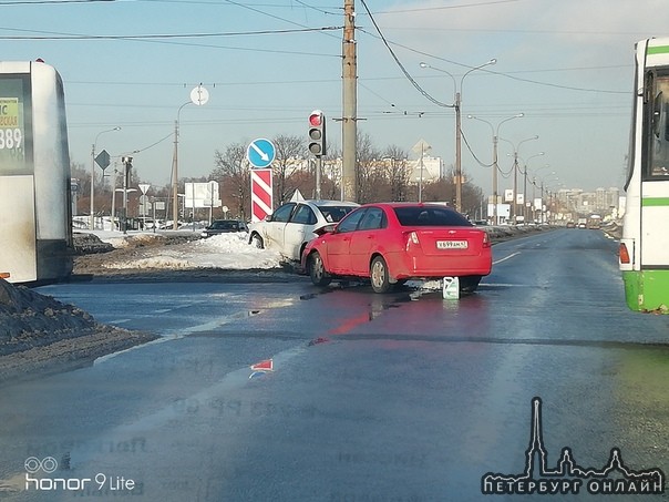 На пересечении Науки и Руставели двое поехали в сугроб.