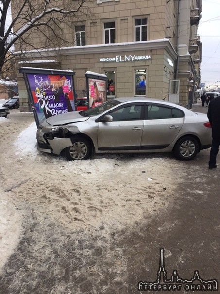 Renault вылетел на тротуар, у метро Новочеркасская от моста Александра Невского