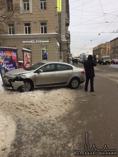 Renault вылетел на тротуар, у метро Новочеркасская от моста Александра Невского