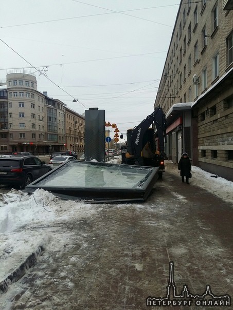На Среднеохтинском проспекте у дома 5 при уборке снега завалили рекламный щит,
