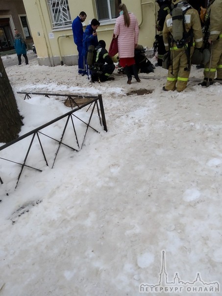 Малый проспект П.С д74 во дворе произошёл пожар,на первом и на втором этаже!причина возгорания не из...