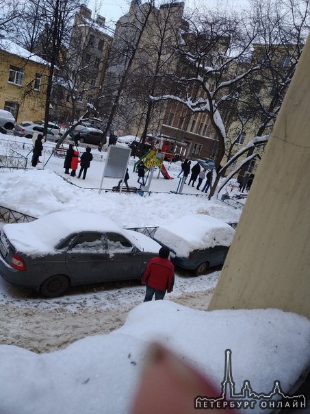 Малый проспект П.С д74 во дворе произошёл пожар,на первом и на втором этаже!причина возгорания не из...