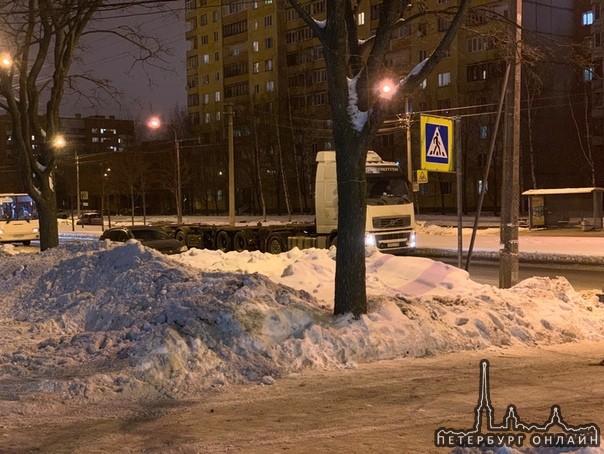 У остановки Маршала Захарова 17, затор, Авария Автобус и грузовик, движение затруднено.