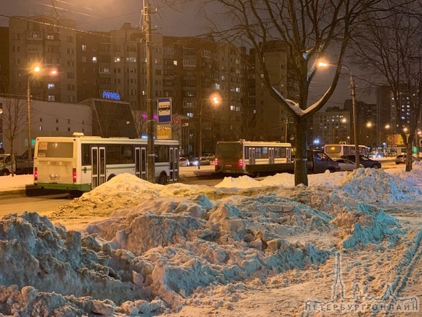 У остановки Маршала Захарова 17, затор, Авария Автобус и грузовик, движение затруднено.