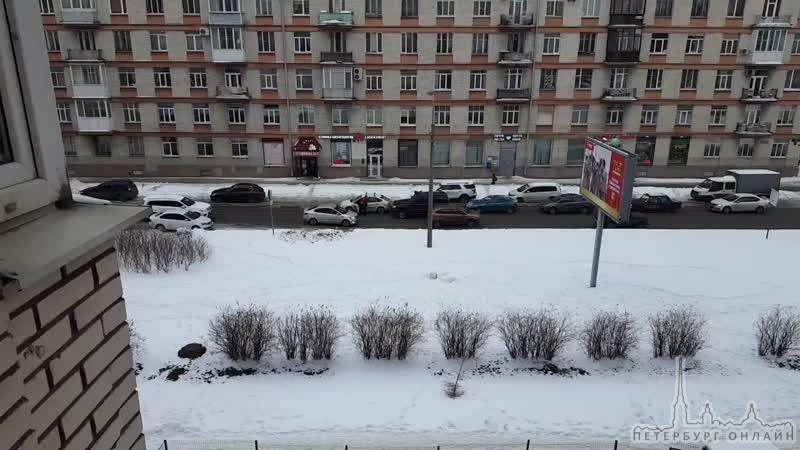 На Варшавской, у перекрестка с Кузнецовской водитель БЧД напал на водителя легковушки, избил, развер...