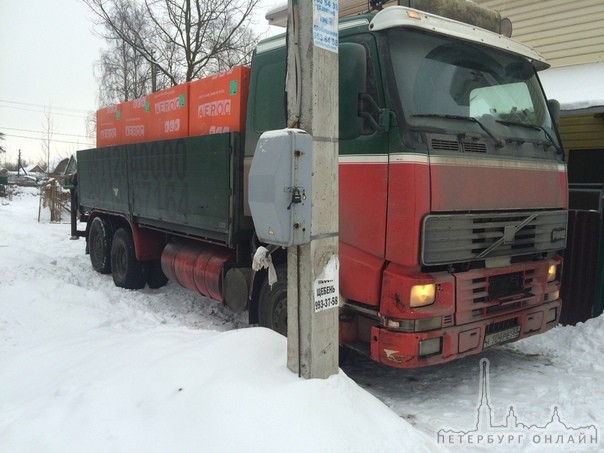 В Авиагородке Московского района застрял в снегу груженый 24-х тонный манипулятор