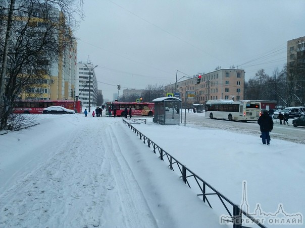 На перекрестке Солдата Корзуна/Стойкости,встретились легковое авто и автобус,движение застопорили н...