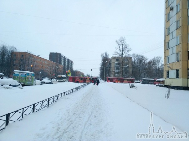 На перекрестке Солдата Корзуна/Стойкости,встретились легковое авто и автобус,движение застопорили н...