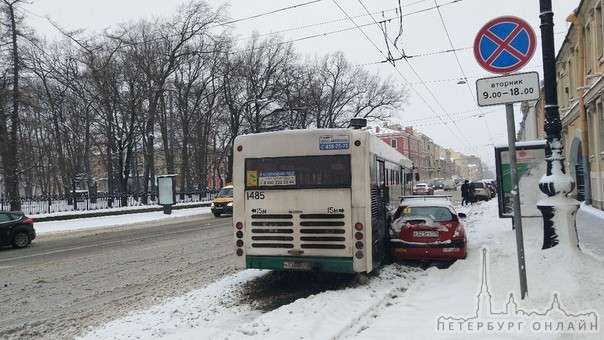 У поворота с Университетской набережной на Кадетскую линию. Автобус дал угла в Peugeot.