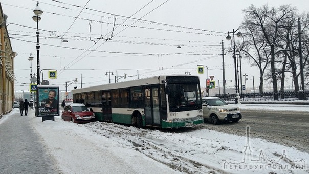 У поворота с Университетской набережной на Кадетскую линию. Автобус дал угла в Peugeot.