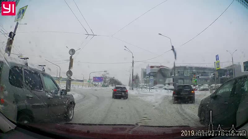 3 февраля в 16:17, Якорная 8A авария на въезде в сервис, перекрыто направление в сторону Красногвард...