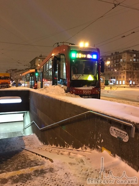 У станция метро «Новочеркасская» трамвай сошёл с рельсов.