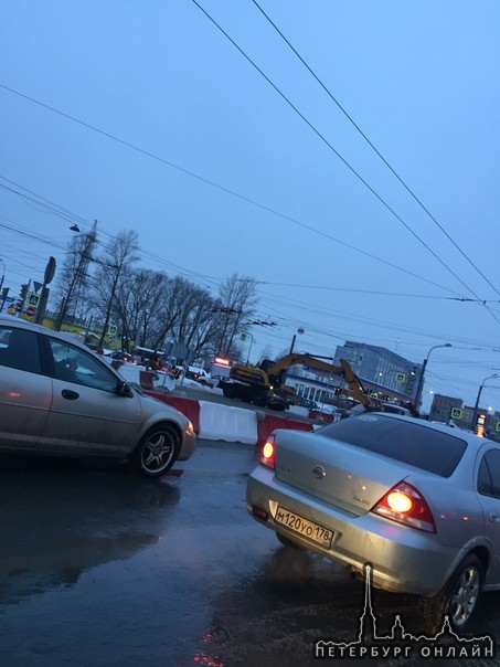 Перекрёсток Ириновского и Индустриальный закрыт полностью. Рельсы снимают. Тут жесть.ф