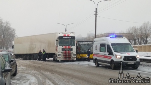 Столкнулись фура и автобус на Московском шоссе 13, перекрыли движение.