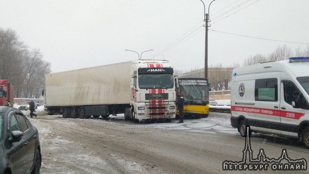 Столкнулись фура и автобус на Московском шоссе 13, перекрыли движение.