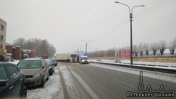 Столкнулись фура и автобус на Московском шоссе 13, перекрыли движение.