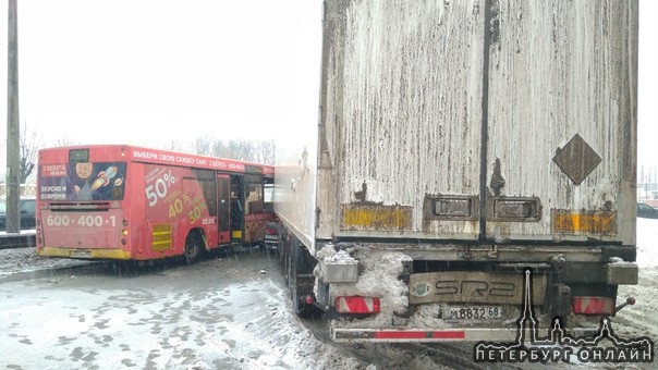 Столкнулись фура и автобус на Московском шоссе 13, перекрыли движение.