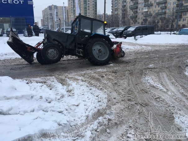 На Хасанской, 5 при въезде во двор прилёг трактор, проезд затруднён.