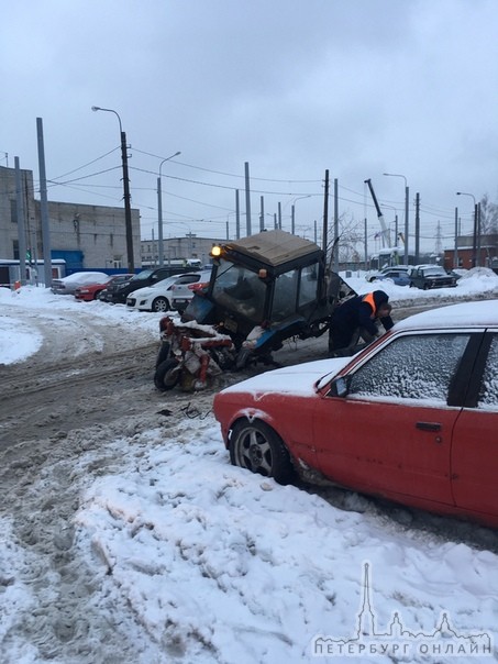 На Хасанской, 5 при въезде во двор прилёг трактор, проезд затруднён.