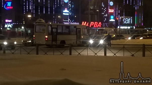 На Ленинском у ТЦ Нарва 114-я маршрутка стукнула Опель.
