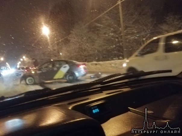 На Выборгском шоссе в сторону Сертоло на подъёме в гору в Осиновой роще замес из двух машин