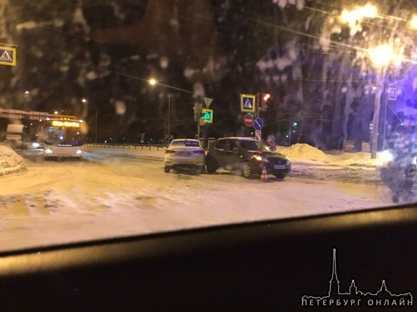 Авария на Пискаревском проспекте и Бестужевской улице.