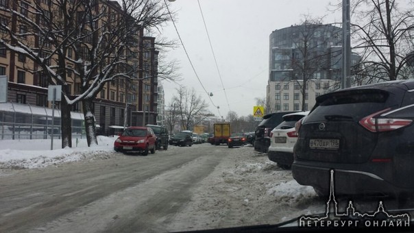 Поло и Газель перекрыли Петровский пр. (около Жемчужины ).Ждут дпс