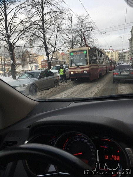 «Классический водитель БМВ» своей парковкой полностью парализовал движение по наб. реки Карповки