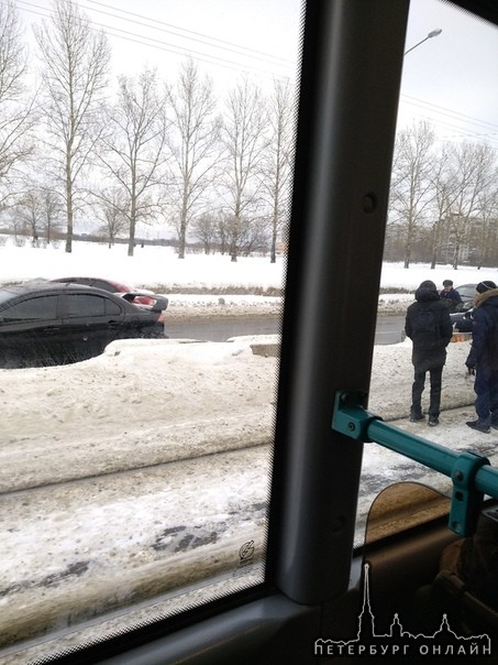 Машина вылетела на трамвайные пути на Бухарестской улице около остановки "Альпийский переулок"