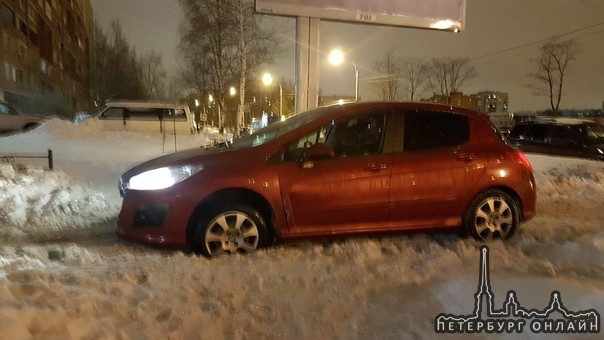 Села в снег пузом на Peugeot у дома 13 на Бутлерова