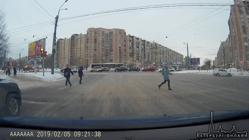 Утренняя авария на пр. Большевиков рядом с метро Дыбенко. Время верное. Смотреть с 2:10