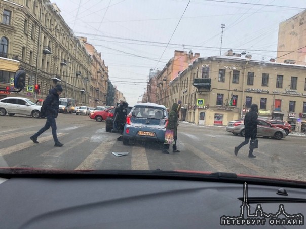 На перекрёстке 8-9 линии и Среднего встретились Опель и маленькая голубенькая машинка. Служб нет, ст...