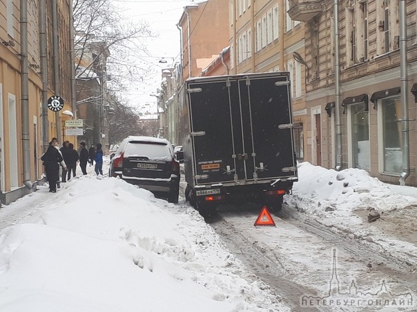 На Ропшинской улице, фургон пытаясь проехать в снежной колее, задел близко припаркованный к этой к...