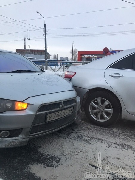 Лансер догнал Камри на Дальневосточном, перед Зольной, в сторону новочеркасской.