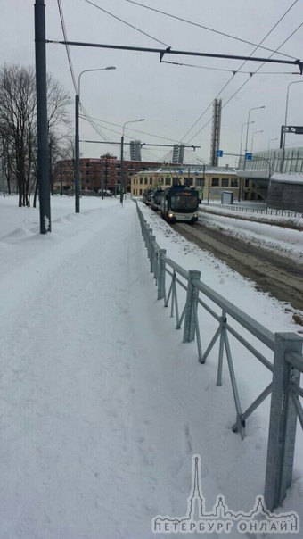 Ремесленная ул. перекрыта(от Петровского пр. до Ждановской наб.) Троллейбусы отдыхают.Мчс на месте.